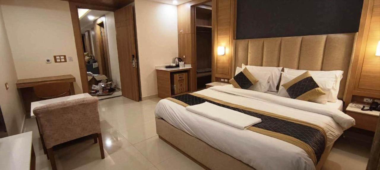 Hotel Sakura By Maps Gurgaon Eksteriør billede
